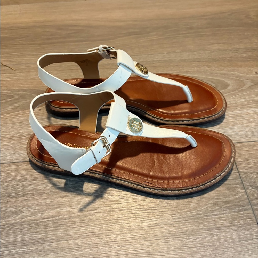 Tommy Hilfiger White Leather T-Strap Sandals with Gold Logo - Picture 2 of 3